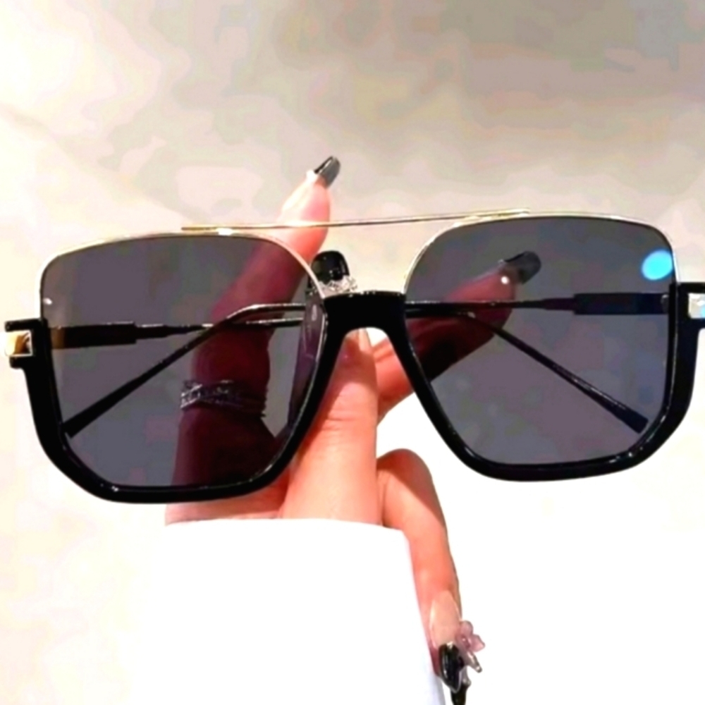 Stylish Unisex Black and Gold Square Sunglasses